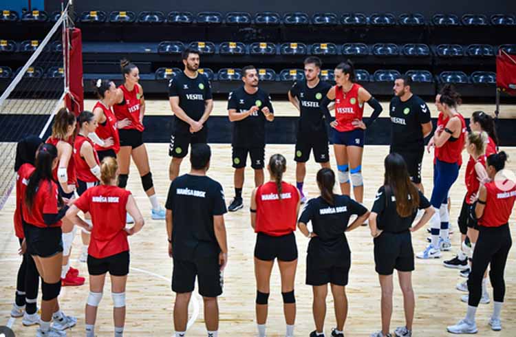 Megawati Hangestri Bersama rekan-rekannya melakukan latihan intensif di Tarık Almış Spor Salonu, Turki jelang pertandingan 29 Agustus 2025 melawan Altinordu.
