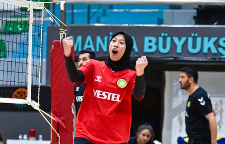 Megawati Hangestri mengepalkan tinju khas usai melakukan smash dalam latihan Manisa BBSK.