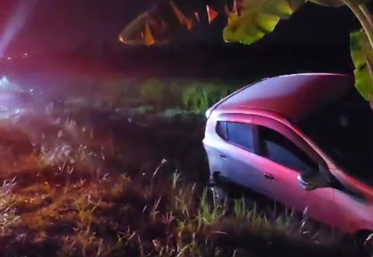 Kondisi mobil Ayla yang disopiri Mafidz terperosok di parit Jalan Lingkar Barat, Desa Pengantigan, Rogojampi pada Selasa malam (26/8).