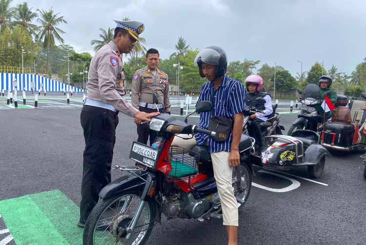 Kasatlantas Kompol Elang Prasetyo didampingi Kanit Regident AKP Satria Ari memandu penyandang disabilitas yang mengurus SIM D di Satpas Polresta Banyuwangi, Kamis (28/8).