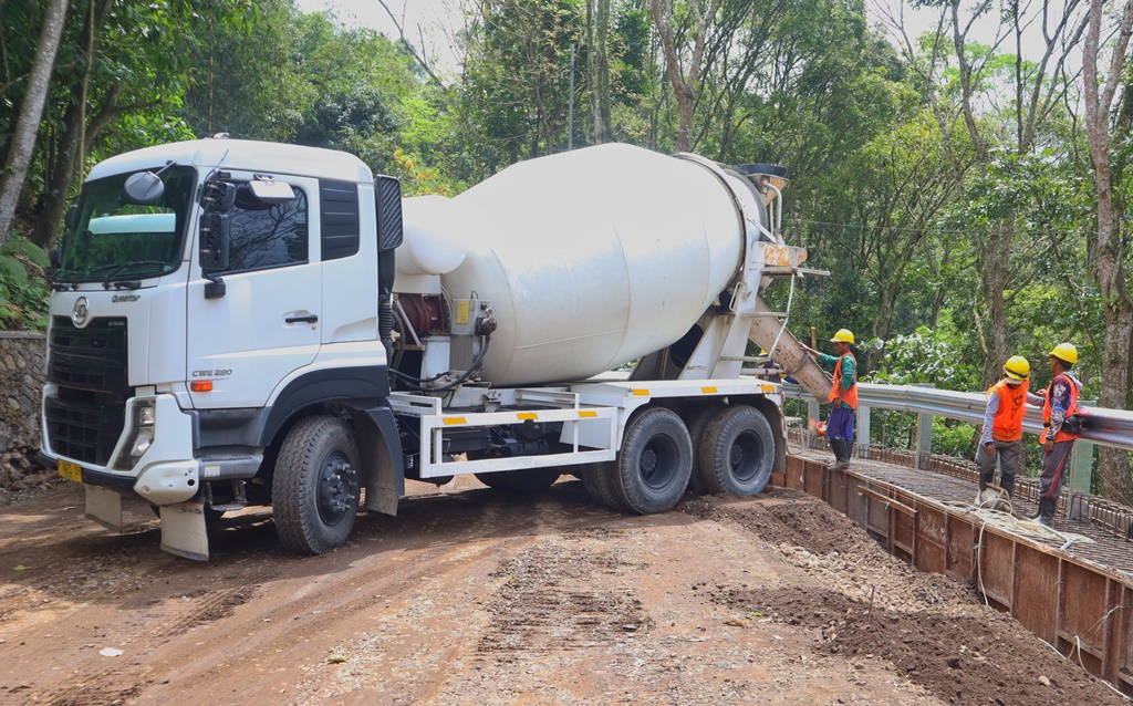 Pengecoran capping beam di proyek preservasi Jalur Gumitir.