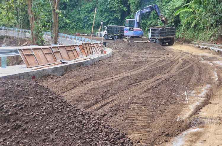 URUKAN: Material pecahan batu digunakan menguruk Jalur Gumitir yang miring sebelum pengaspalan, Rabu (27/8).