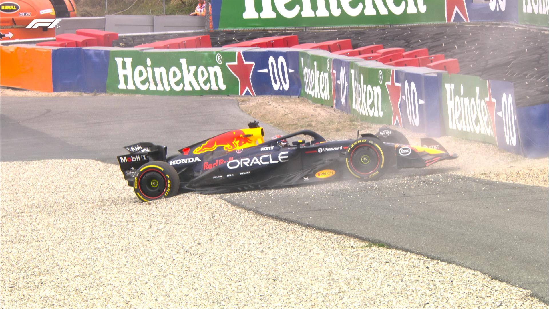 Mobil Max Verstappen masuk area gravel pada sesi FP1 F1 GP Belanda 2025.