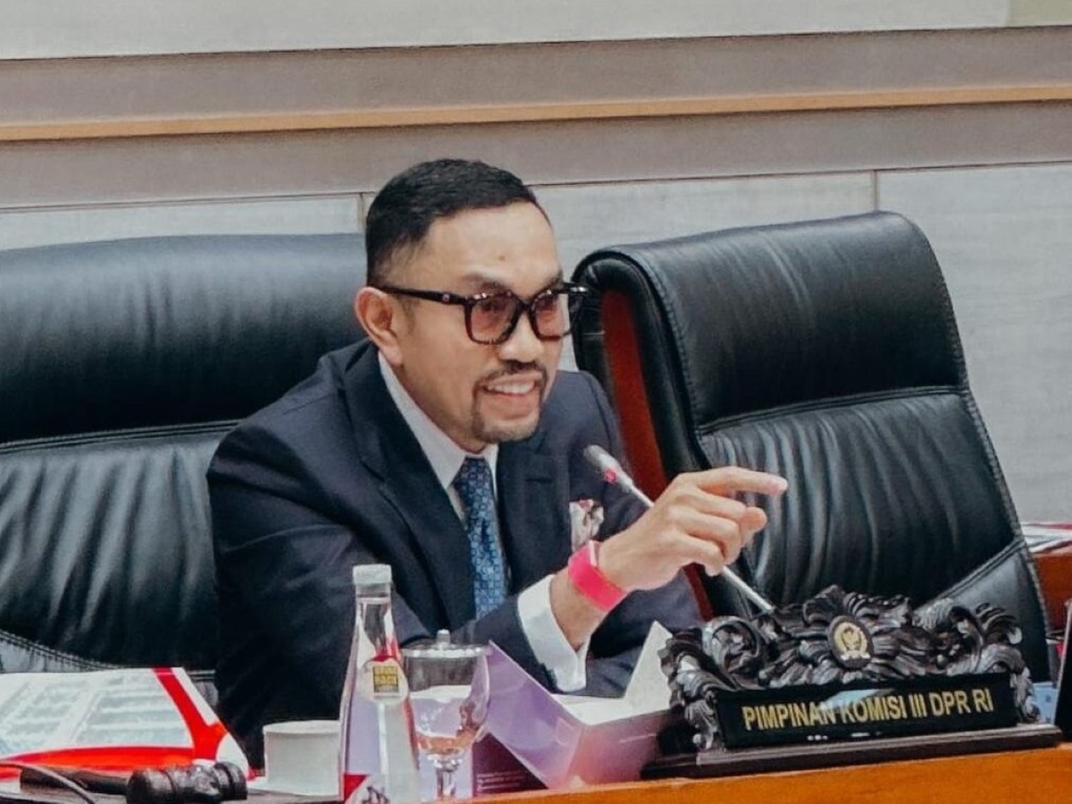 NasDem copot Ahmad Sahroni dari Wakil Ketua Komisi III DPR RI usai kontroversi.