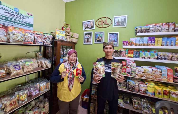 Daniel dan ibunya memamerkan produk dendeng daun singkong di rumah produksi mereka yang berhasil laris lewat penjualan online, Jumat (29/8).