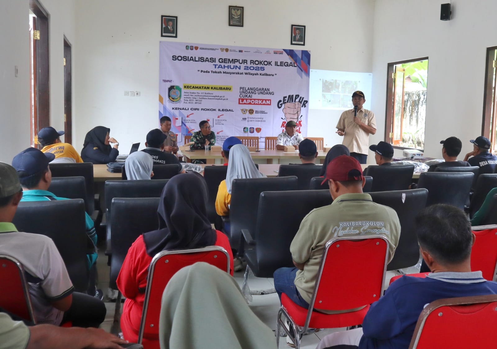 GEMPUR ROKOK ILEGAL: Petugas Kantor Bea Cukai Banyuwangi bersama Satpol PP Banyuwangi melaksanakan sosialisasi gempur rokok ilegal tahun 2025, di Kantor Kecamatan Kalibaru, Jumat (29/8).