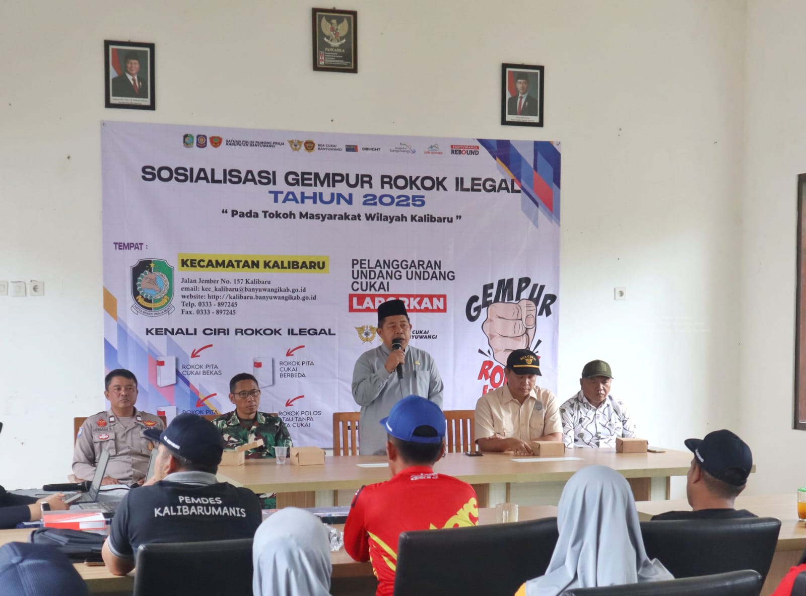 SOSIALISASI: Sambutan Camat Kalibaru, Yusdi Irawan dalam sosialisasi gempur rokok ilegal, Jumat (29/8)