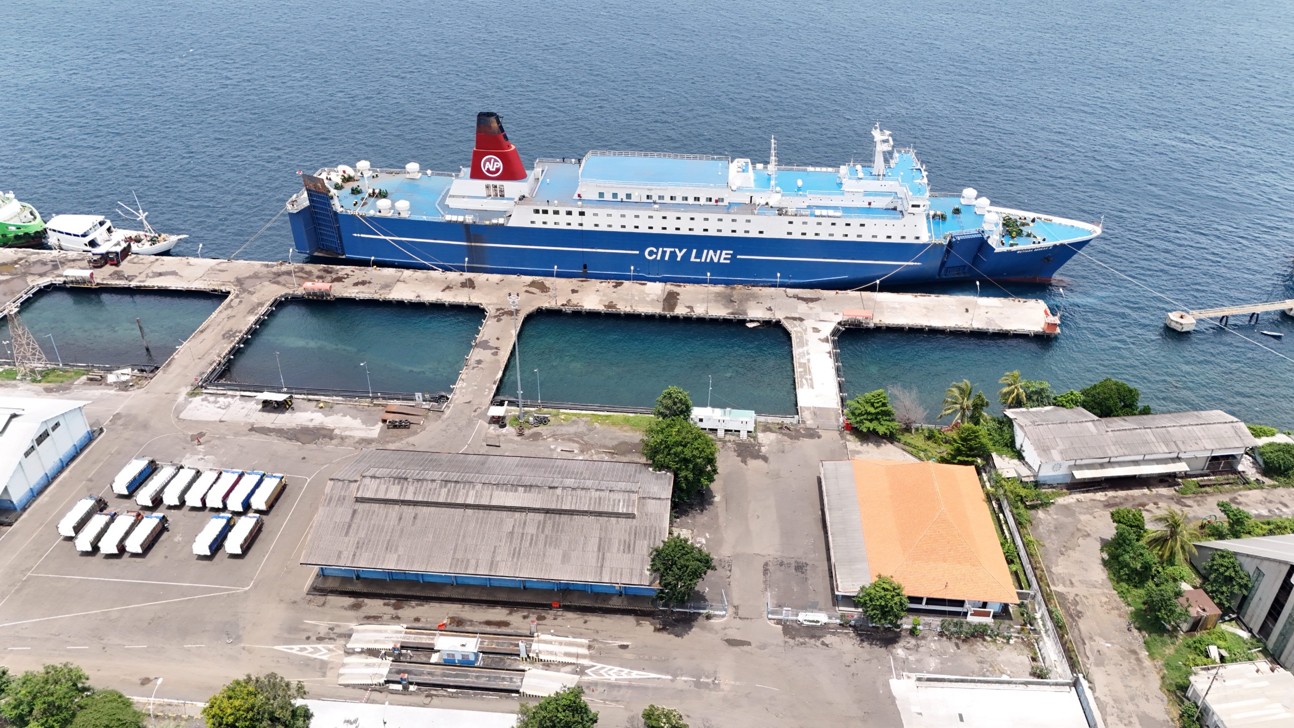 Pelabuhan Tanjung Wangi Banyuwangi juga melayani rute PP ke Gili Mas Lombok.