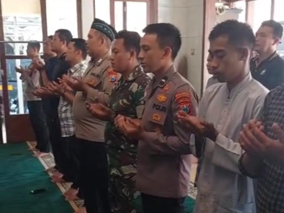 Polresta Banyuwangi gelar sholat ghaib dan doa bersama untuk Affan Kurniawan.