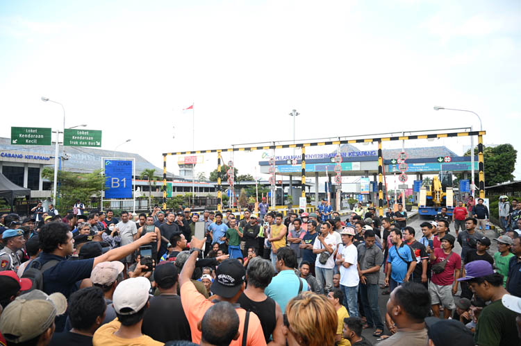 DEMO SOPIR TRUK: Pangkalan TNI AL secara tegas melarang kawasan Pelabuhan ASDP Ketapang dijadikan tempat untuk unjuk rasa karena statusnya masuk obvitnas.