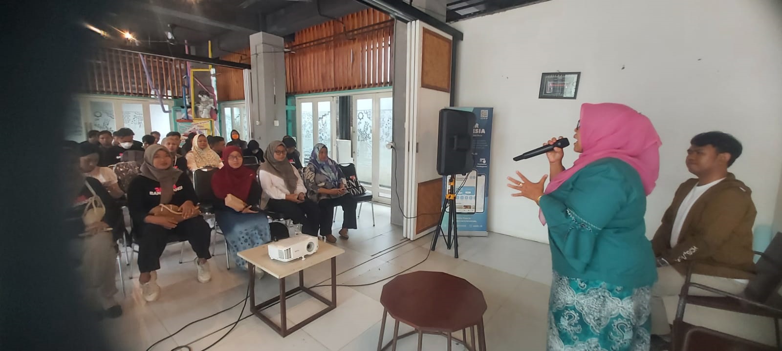 Ida Larasti, Kabid Tanaman Pangan yang juga merangkap Plt. Kabid Ketahanan Pangan pada Dispertan Banyuwangi membakar semangat peserta Jagoan Tani di rumah kreatif, gedung Terminal Pariwisata Terpadu.