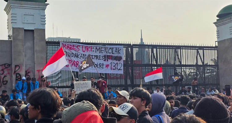 Media asing soroti unjuk rasa ricuh di depan Gedung DPR/MPR RI, Jakarta, pada Jumat (29/8), yang membuat rupiah terpuruk.
