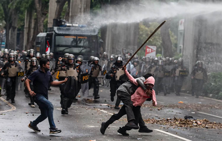Petugas kepolisian menangkap pengunjuk rasa di kawasan Senayan, Jakarta Selatan, Kamis (28/8)