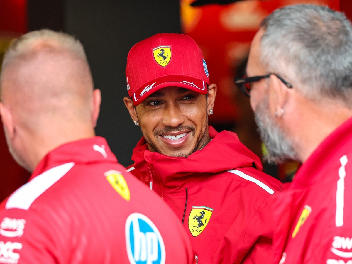 Pembalap F1 Lewis Hamilton diyakini bisa bangkit bersama Ferrari.