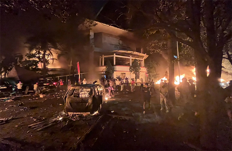 Mobil dan motor yang terparkir di halaman Gedung DPRD Sulsel ikut hangus terbakar.