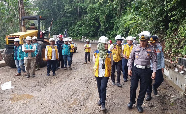 Kasatlantas Polres Jember AKP Bernadus bagas Simarmata bersama Ayu Sekar, pegawai BBPJN Provinsi, dan Dishub Jember mengecek perbaikan jalan di tikungan Mbah Singo Gumitir, Kamis (28/8).