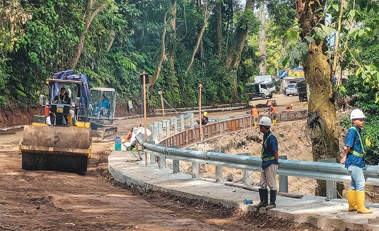 Perbaikan jalan di tikungan Mbah Singo Jalur Gumitir Jember-Banyuwangi tepatnya di KM 36.800 terus dilakukan seiring dengan proses pemadatan dan pemasangan capping beam.