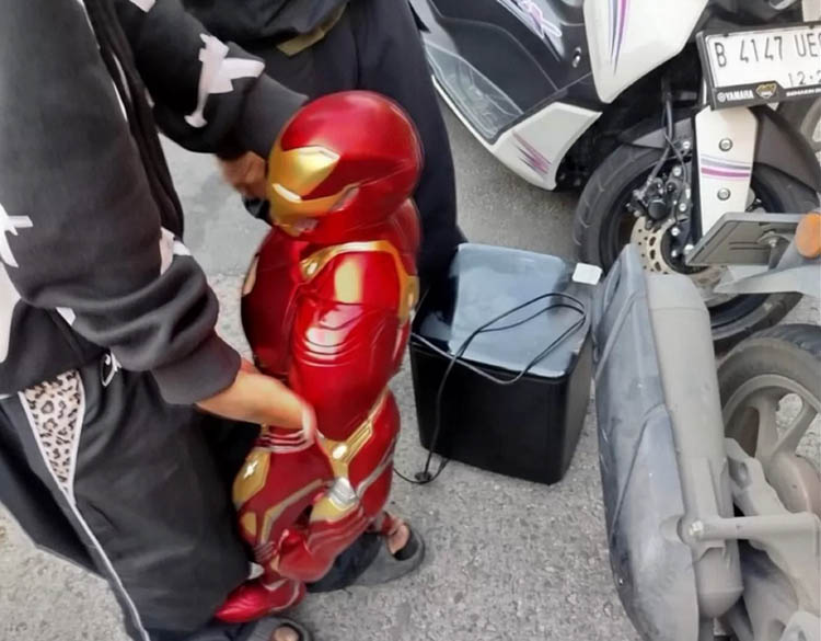 Action figure Iron Man menjadi salah satu barang yang dijarah dari rumah politisi Nasdem Ahmad Sahroni di Tanjung Priok.