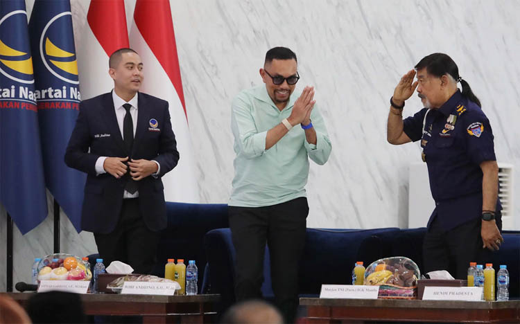 Ahmad Sahroni (tengah) bersama Partai Nasdem Jakarta saat menggelar pertemuan di Gedung Akademi Bela Negara (ABN) Jakarta pada 2024.