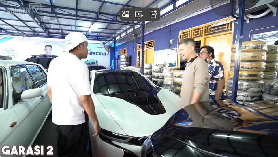 Salah satu sudut garasi mobil mewah di rumah Ahmad Sahroni.