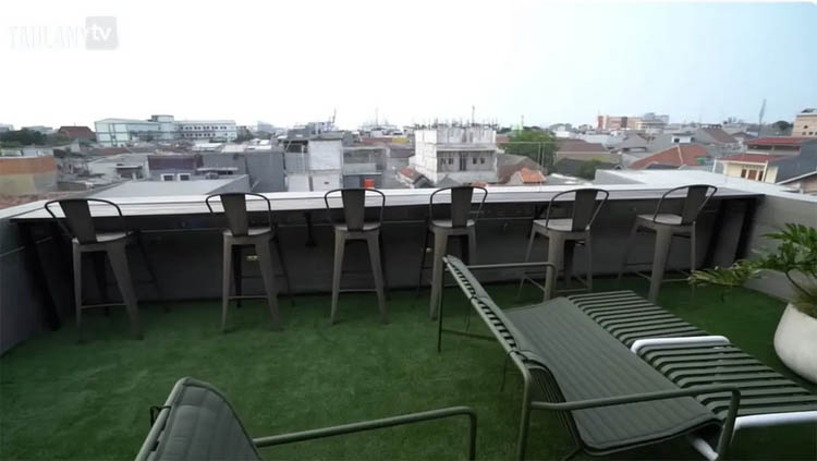 Rooftop di rumah Ahmad Sahroni menghadap ke Tanjung Priok.
