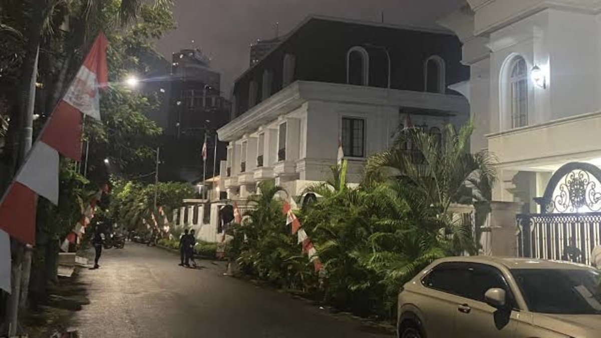 Sejumlah barang dijarah warga dari rumah Eko Patrio.