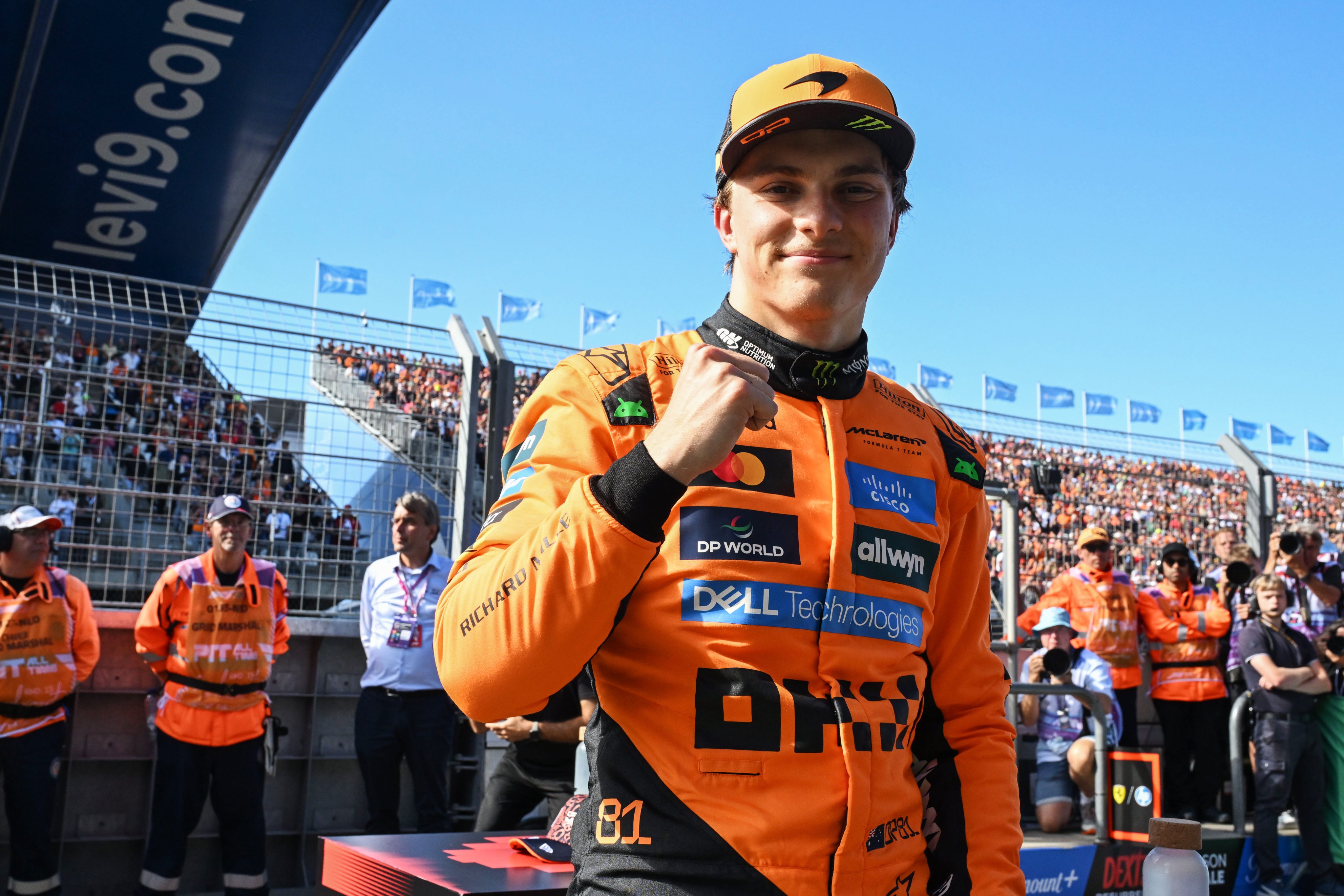 Pembalap McLaren Oscar Piastri berhasil meraih pole position dalam kualifikasi F1 GP Belanda 2025.