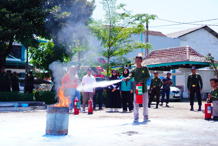 SIMULASI: Pegawai PLN UP3 Banyuwangi berlatih memadamkan api menggunakan APAR pada Jumat (29/8).