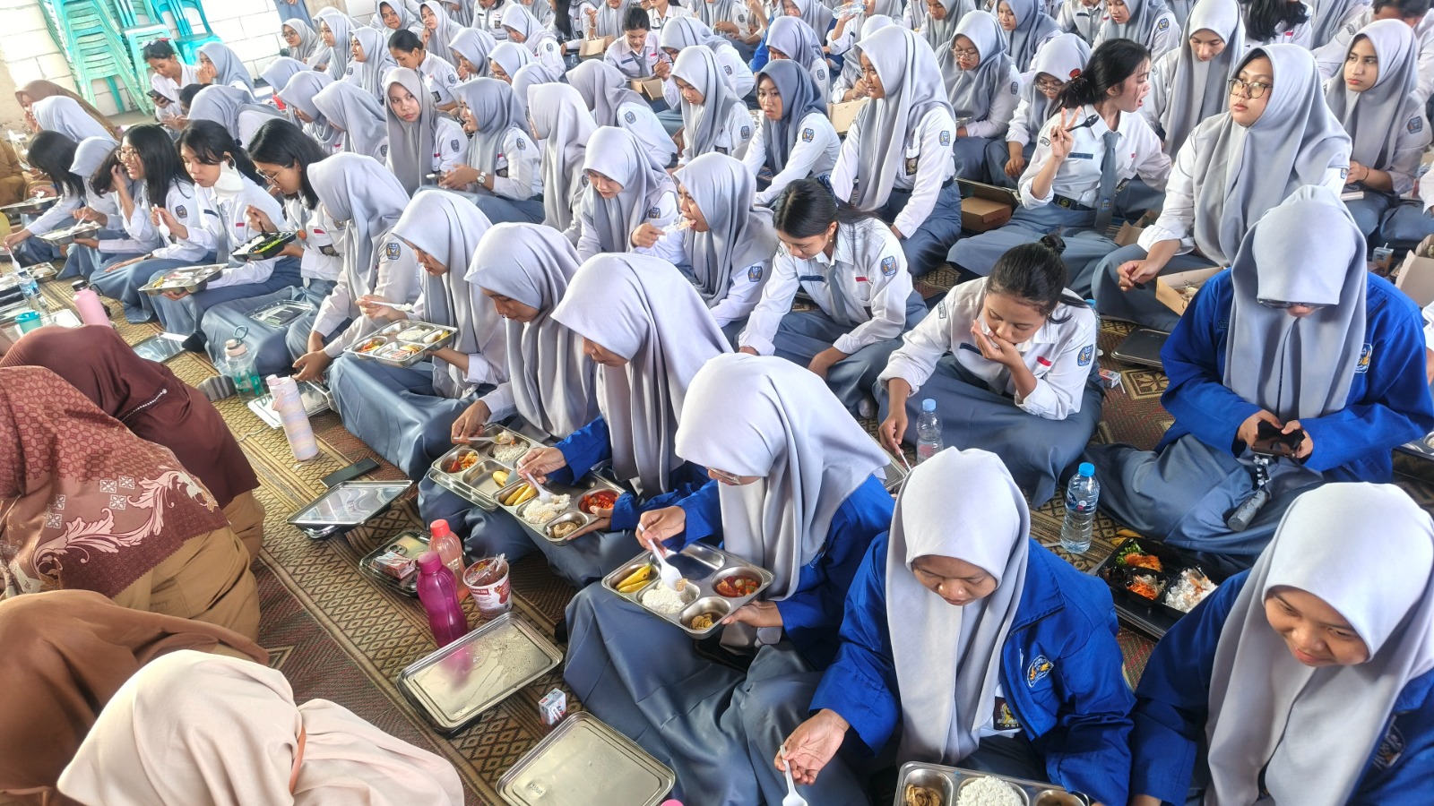 Pelajar di SMAN 1 Glagah Banyuwangi mendapatkan manfaat dari program MBG.