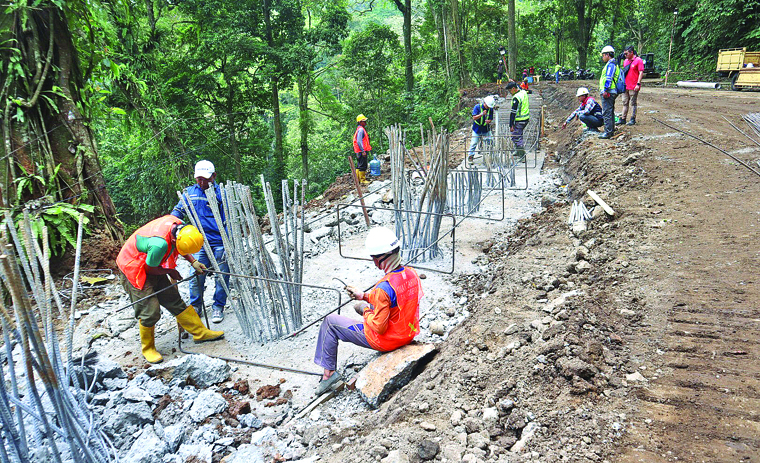 PERCEPATAN: Sejumlah pekerja melaksanakan penyelesaian proyek preservasi jalur Gumitir beberapa hari lalu.
