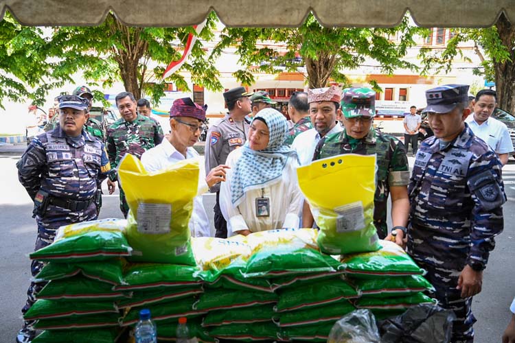 Pj Sekkab Banyuwangi Guntur Priambodo bersama pejabat Forkopimda menghadiri Gerakan Pangan Murah di depan Kantor Pos Banyuwangi, Sabtu (30/8).