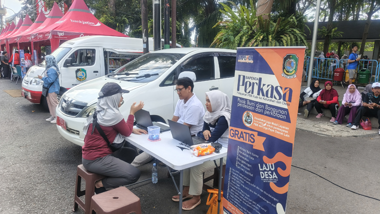 LAYANAN: Salah satu warga berkonsultasi di stan Bapenda di area CFD Jalan Ahmad Yani Banyuwangi Minggu (31/8).