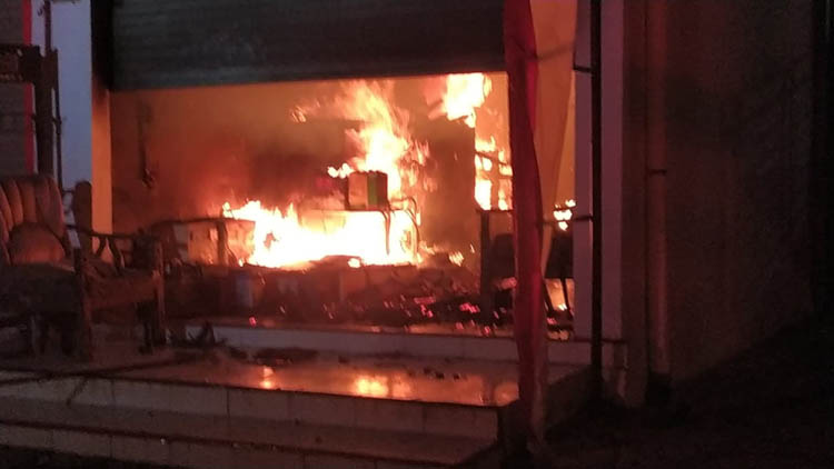 Petugas Damkarmat Banyuwangi memadamkan api yang menghanguskan toko aki dan warung seblak di Jalan Kolonel Sugiyono, Kelurahan Tukangkayu, pada Sabtu dini hari (30/8).