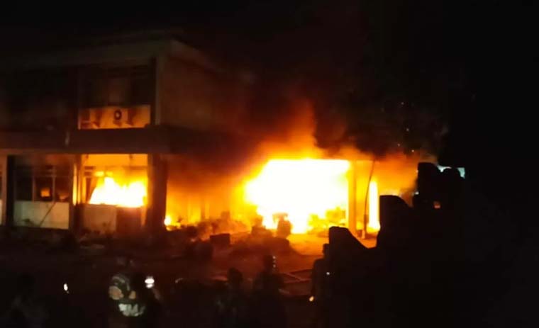 Gedung DPRD Kota dan Kabupaten Kediri dibakar massa demo, Sabtu (30/8).