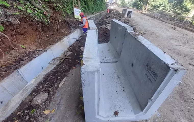 Perbaikan jalan di tikungan Mbah Singo, KM 36.800 Dusun Gumitir, Desa Sidomulyo, Kecamatan Silo, Jember, juga diikuti dengan pemasangan box culvert atau saluran dari beton bentuk U.