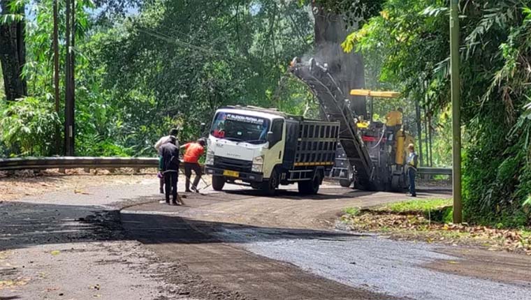 DIKERUK: Alat pengeruk jalan aspal di sepanjang jalur Gumitir yang menghubungkan Jember - Banyuwangi terus dilakukan. Para pekerja bahkan sampai rela lembur.