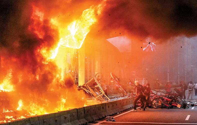 ILUSTRASI massa melakukan pembakaran halte bus di Jakarta beberapa waktu lalu.