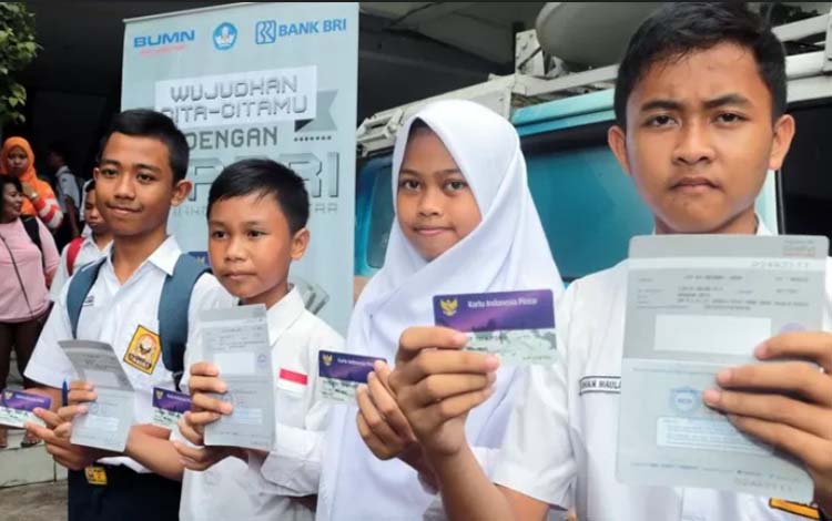 ILUSTRASI siswa SMP di Bogor saat pencairan KIP.
