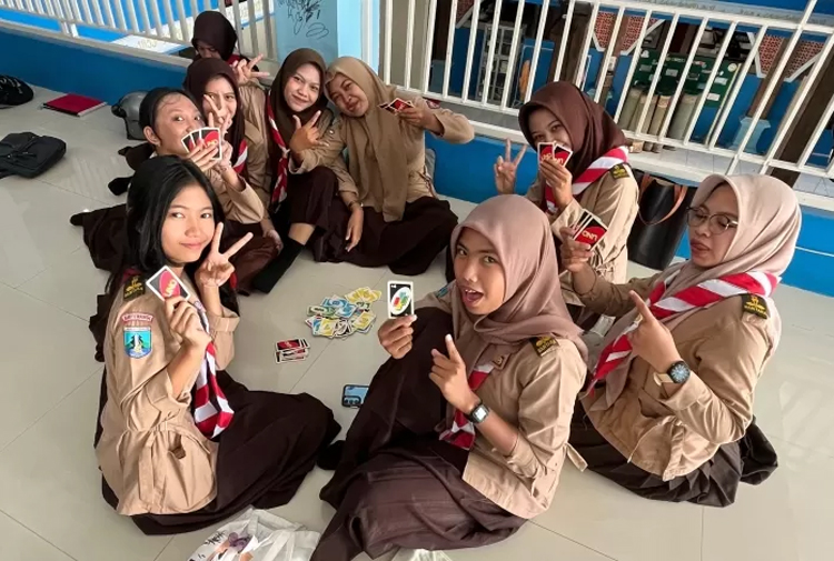 ILUSTRASI siswa bermain UNO saat jam kosong sekolah.