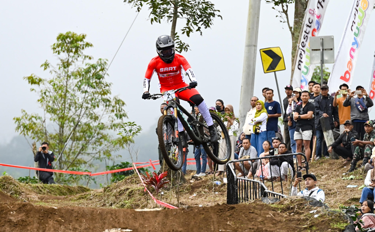 RUTE MENANTANG: Salah satu peserta melahap lintasan Bike Park Gantasan, Kecamatan Licin pada event BIG Downhill 2024 lalu.