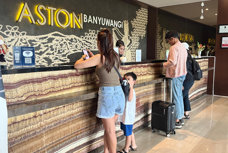 WISATAWAN: Tamu asal luar daerah registrasi masuk Hotel Aston Banyuwangi beberapa hari lalu.