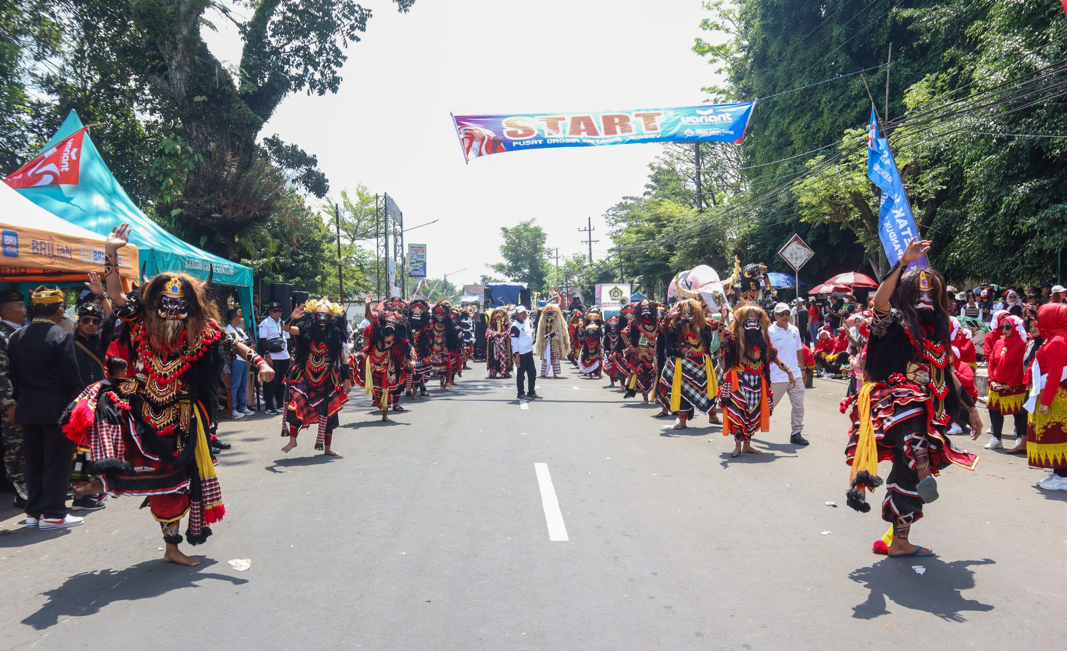 TRADISI: Salah satu regu peserta karnaval budaya dari Desa Setail, Kecamatan Genteng menampilkan atraksi Jaranan, Minggu (31/8).