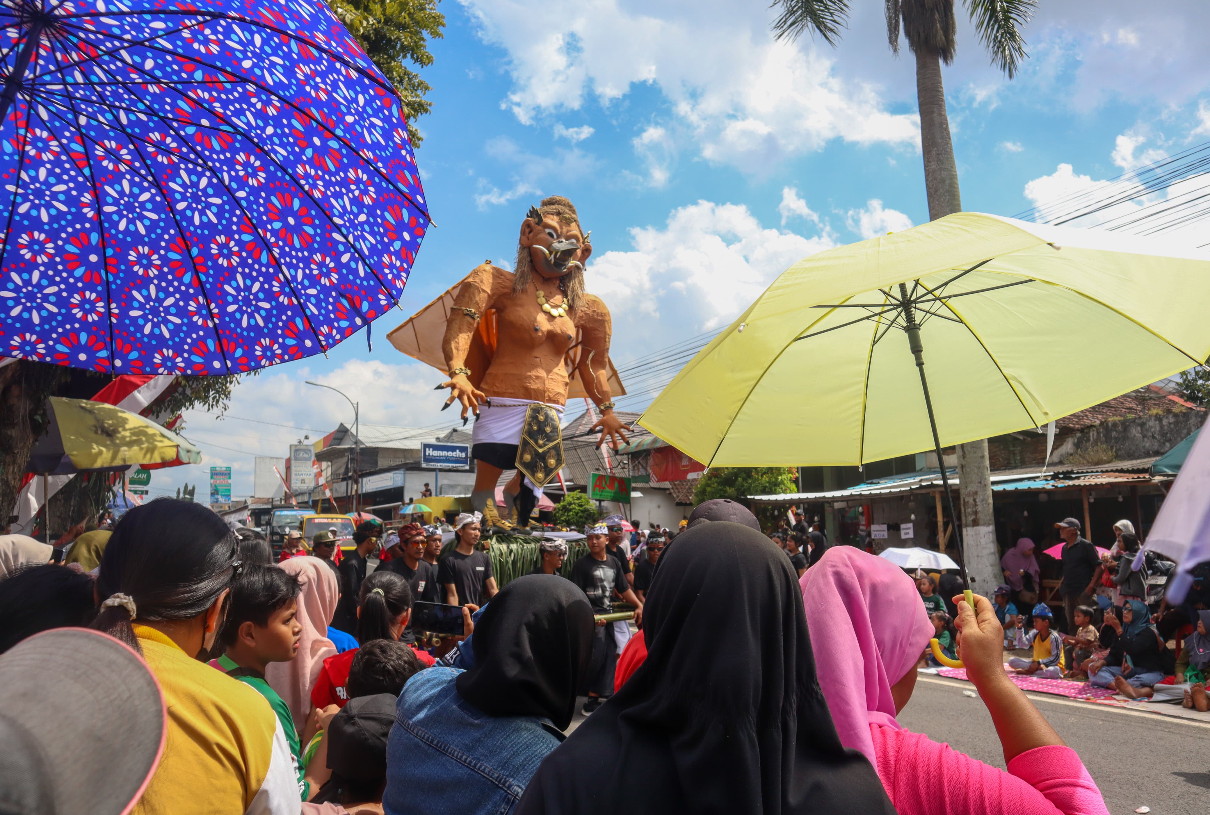 PENUH: Penonton memadati setiap ruas jalan, menonton Karnaval Budaya Kecamatan Genteng, Minggu (31/8)