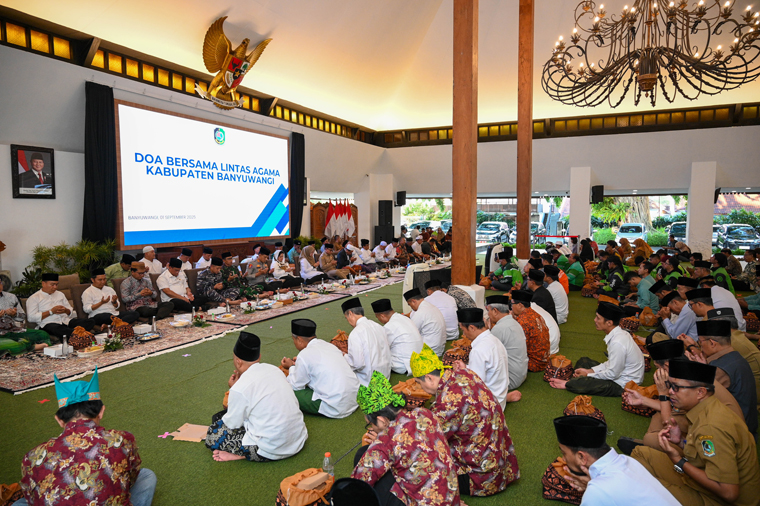 SERUAN DAMAI: Tokoh lintas agama duduk bareng dengan pejabat Forkopimda di Pendapa Sabha Swagata Blambangan, Senin sore (1/9).