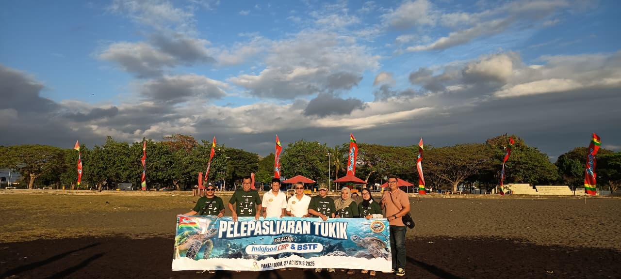 PEMANDANGAN MENAKJUBKAN : Jajaran Direksi PT Indofood CBS Sukses Makmur melepasliarkan Tukik sebagai bentuk CSR Perusahaan terhadap kosnervasi Penyu di Banyuwangi