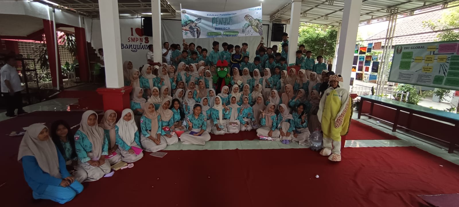 BERSAMA MASKOT : Siswa SMPN 3 Banyuwangi berfoto setelah kegiatan edukasi konservasi Penyu oleh BSTF pada Rabu (28/8)