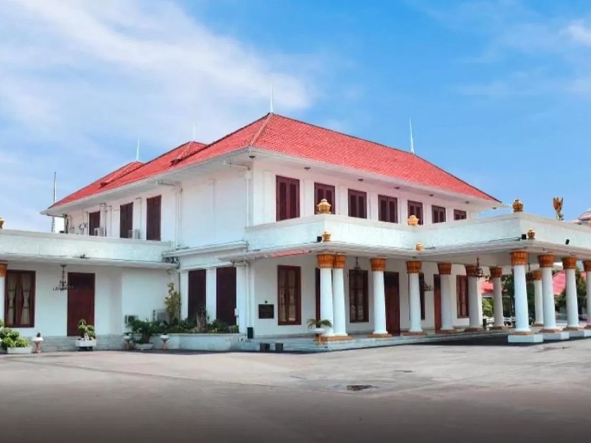 Gedung Negara Grahadi Surabaya, bangunan yang menjadi saksi sejarah.