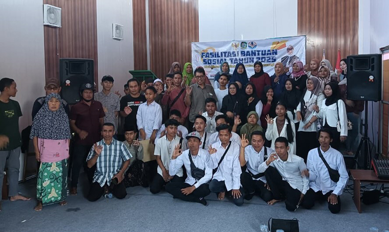 LANJUT SEKOLAH: Dispendik memberikan bantuan program Garda Ampuh di PKBM Mandiri Sejahtera, Kecamatan Muncar, pada jumat (29/8).