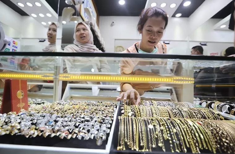 Pemilik toko emas menata perhiasan emas miliknya di salah satu Toko Emas Cikini, Jakarta, beberapa waktu lalu.