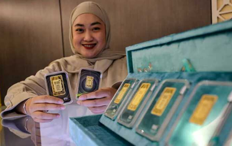 Karyawan menata produk emas BSI di Gedung BSI, Jakarta, beberapa waktu lalu.